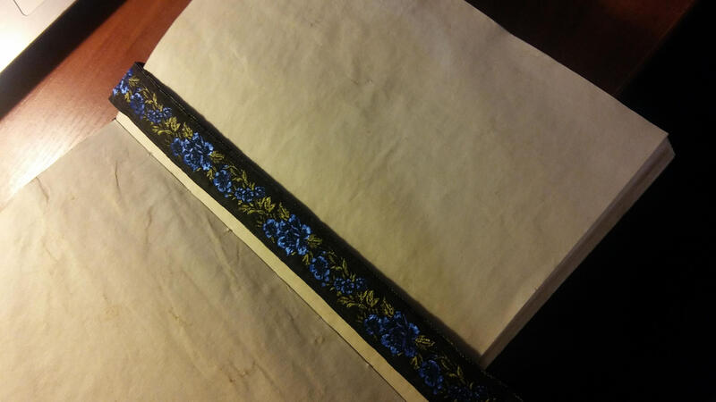 Rozłożony postarzany notes z zakładką